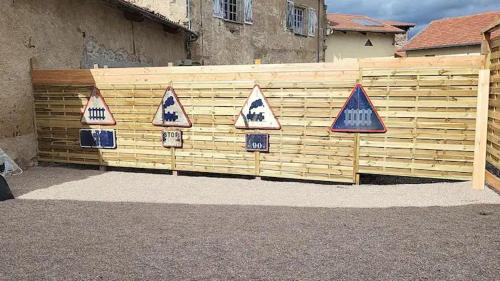 Una valla de madera con tres veleros en ella. en Chateau de Riols, en Marsac-en-Livradois