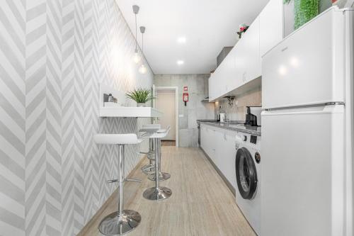 a kitchen with a washer and dryer at Alojamento Amélie - Apartamento in Braga