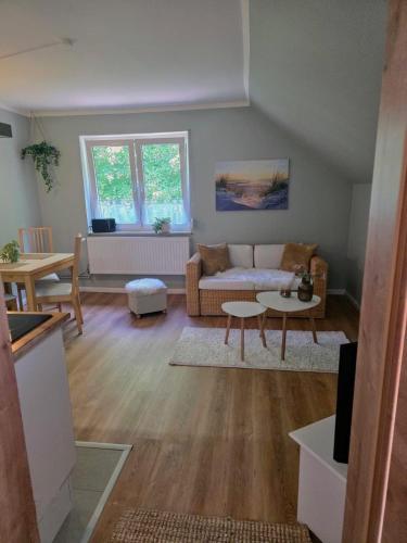 テニングにあるFerienwohnung-Wenkeのソファとテーブルのあるリビングルーム