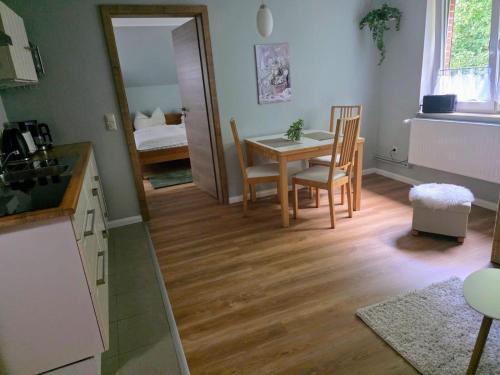 テニングにあるFerienwohnung-Wenkeのテーブルと椅子のあるキッチンとダイニングルーム