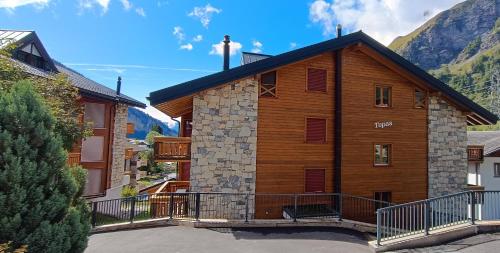 アパートメントから撮影された、または一般的な山の景色