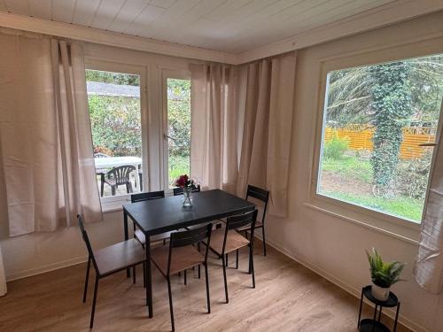 SeddinにあるBungalowdorf Seddiner See - Bungalow 9のテーブルと椅子と窓のあるダイニングルーム