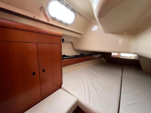 a small cabin with a bed and a window at Bião boat Apartment in Vila do Conde