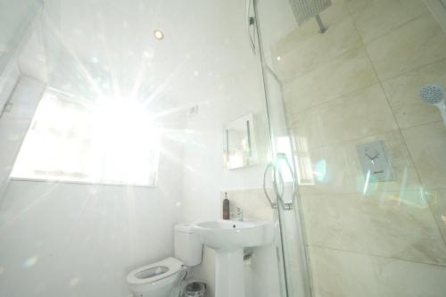 a bathroom with a toilet and a shower and a sink at Great Airport Sleep PRIVATE bathroom in all ROOMS in Harmondsworth