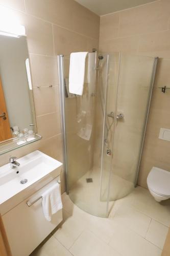 Ένα μπάνιο στο Hotel Laki