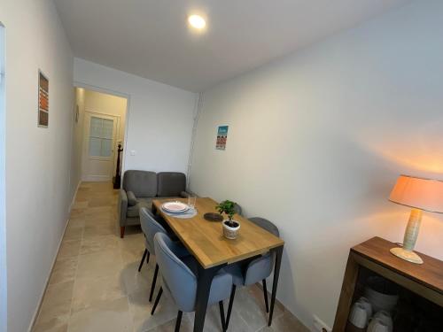 a small dining room with a table and chairs at MyQuinsac in Quinsac