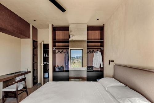 Un dormitorio con una cama grande y un escritorio. en OLIViA dimora, en Noto