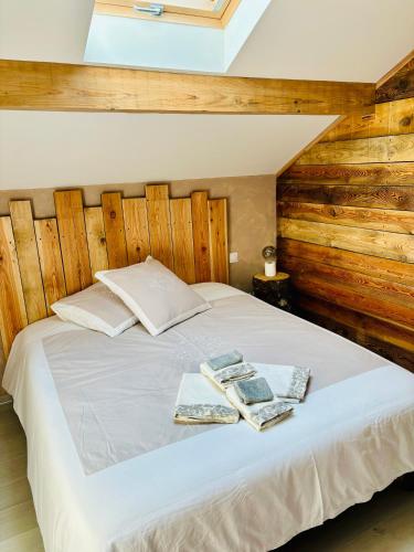 a bedroom with a bed with two books on it at Très joli logement in Anould