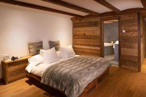 Postel nebo postele na pokoji v ubytování Hostellerie du Pas de l'Ours "Relais et Châteaux"