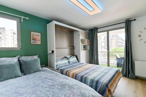 Ένα ή περισσότερα κρεβάτια σε δωμάτιο στο Studio NOLEMMA - Vue port et mer avec parking