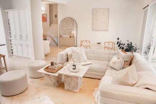 Gallery image of Mid-century private retreat in Mississauga