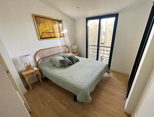 Giường trong phòng chung tại Villa Perle d'Azur, standing avec grande piscine chauffée, 400m de la mer