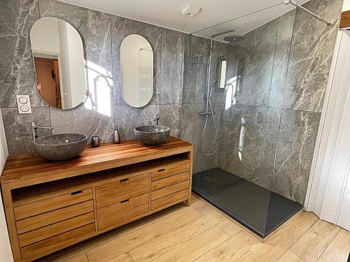 Phòng tắm tại Villa Perle d'Azur, standing avec grande piscine chauffée, 400m de la mer