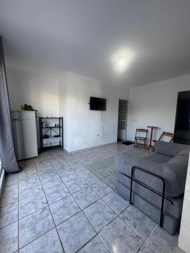 Μια τηλεόραση ή/και κέντρο ψυχαγωγίας στο Apartamento com varanda