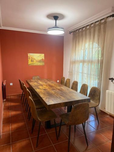 ein Konferenzraum mit einem Holztisch und Stühlen in der Unterkunft Casa La Piedra in Badajoz