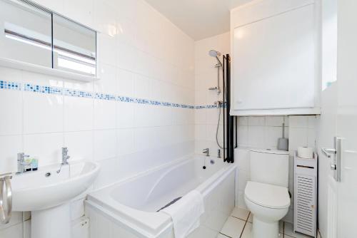 Et badeværelse på The Oak 3 Bedroom House