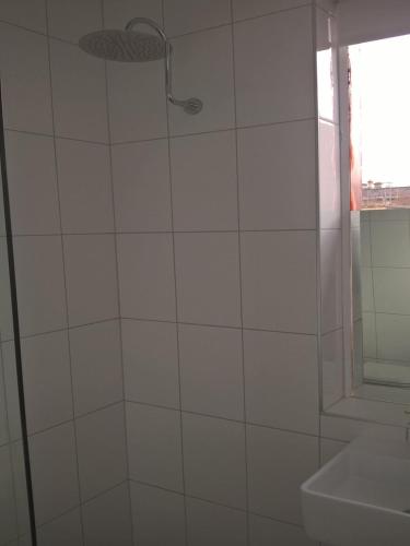 Bilik mandi di CROWN CENTRAL BUSINESS DISTRICT Motel