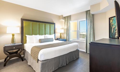 Una cama o camas en una habitación de Vacation Village Orlando, Celebration