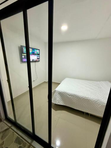 una stanza con un letto e una finestra di Casa central con parqueadero ad Armenia