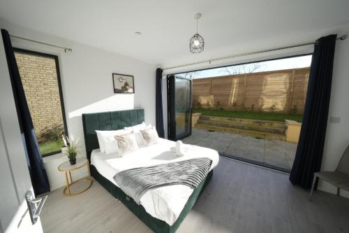Ealing Broadway Great Stay 7-Minute Walk from the Undergroundにあるベッド