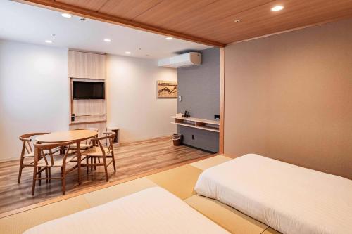 Postel nebo postele na pokoji v ubytování Kansai International Airport Hotel 11