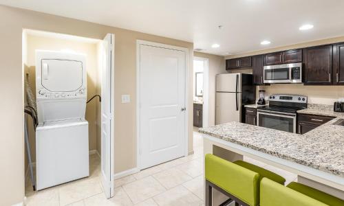 Una cocina o cocineta en Vacation Village Orlando, Celebration