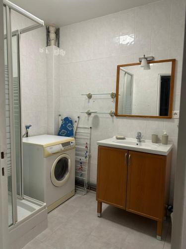 Ένα μπάνιο στο Courbevoie Apartment - HBA