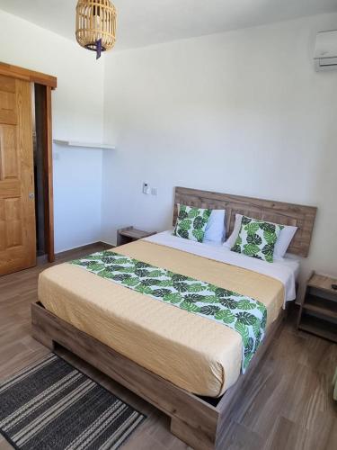Un dormitorio con una cama grande en una habitación. en Marbella villas 2, en Grand Baie