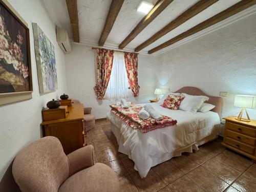 ein Schlafzimmer mit einem Bett und zwei Stühlen in der Unterkunft Villa La Finca in Telde