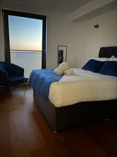 a bedroom with a large bed and a large window at Centrally located 1bed near Windsor Castle Slough in Slough