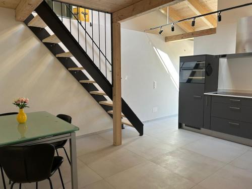 ContraにあるGuest House 6646のキッチン(ダイニングテーブル、階段付)