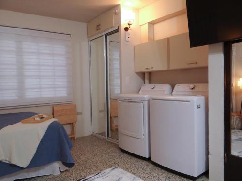 a laundry room with a washer and dryer at Don Chu's Hideout in Toa Alta