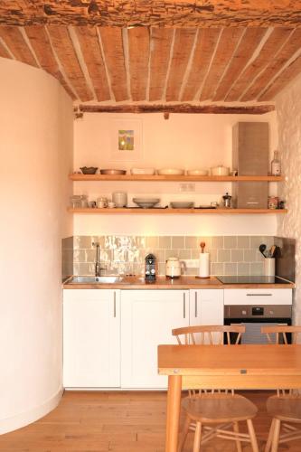 Charming 1BR apartment with balcony & AC, heart of Antibes