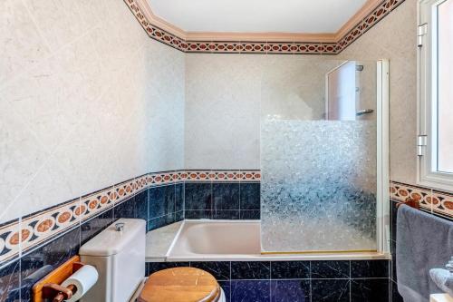 Ένα μπάνιο στο Stunning 3 Bedroom Apartment in Radazul with Ocean Views
