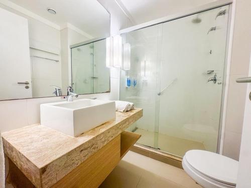 ein Badezimmer mit Waschbecken und Dusche in der Unterkunft Moderno Flat no Gonzaga na quadra da Praia in Santos