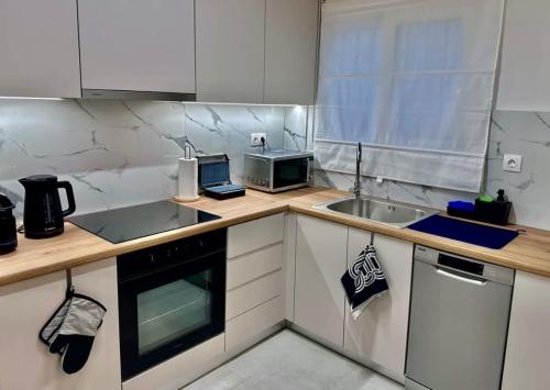 Bright 1BR in Prime Psyri l Private Balcony Athens
