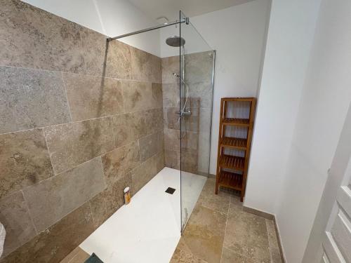 Bilik mandi di Maison provençale avec piscine et jardin