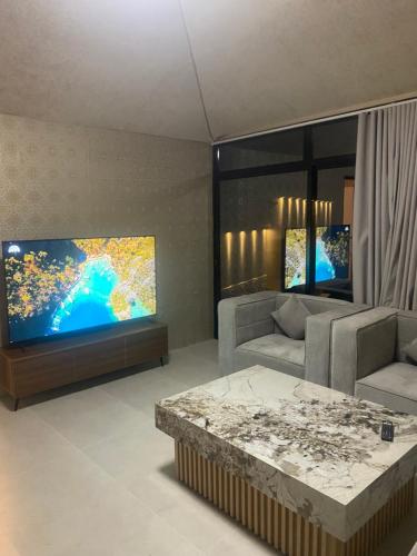 Una televisión o centro de entretenimiento en Wadi Bani Khalid Paradise Apartment