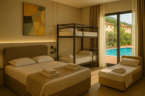 1 Schlafzimmer mit 2 Etagenbetten und einem Pool in der Unterkunft Hotel Roè Garda in 