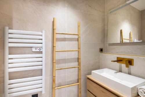 Bright and Cozy Duplex for 4 near Bastille