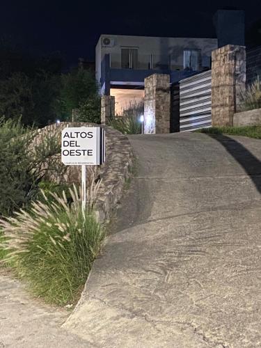 a sign on the side of a driveway at Altos del Oeste in Villa Carlos Paz