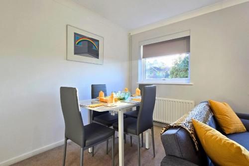 Posezení v ubytování Delightful first floor two bed apartment five minutes walk from Dorking town centre