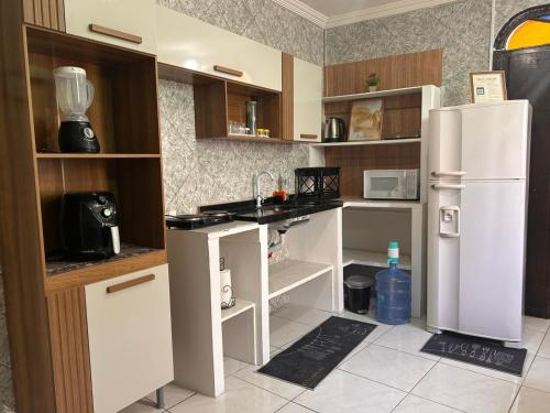 Η κουζίνα ή μικρή κουζίνα στο Condomínio Boa Ideia