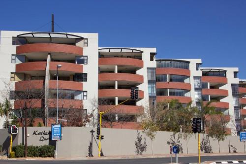 ein Mehrfamilienhaus mit Balkonen an der Seite in der Unterkunft Opulent Heights - Katherine Quay Sandton in Johannesburg