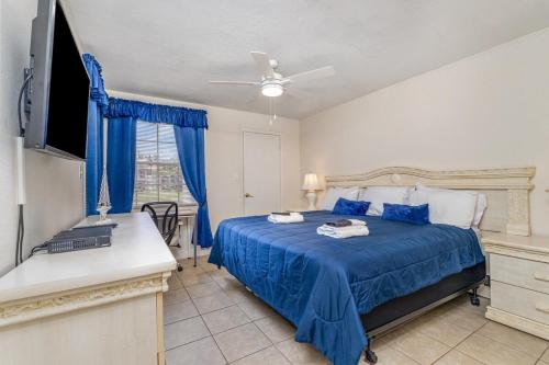 Ένα ή περισσότερα κρεβάτια σε δωμάτιο στο 2Bed 2Bath Pondview Haven - BC138
