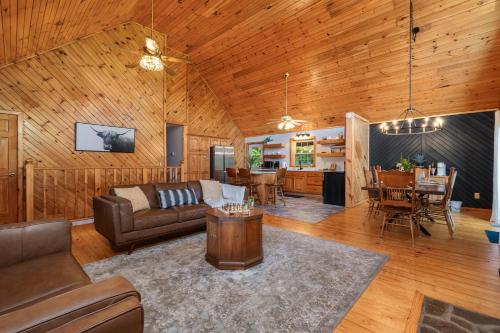 Posezení v ubytování Maggie Valley Cabin with Beautiful Mountain Views, HotTub, Pet Friendly, GameRoom, FirePlace