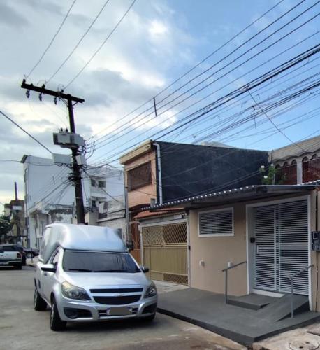 a white van parked in front of a house at Pousada Hangar in Belém