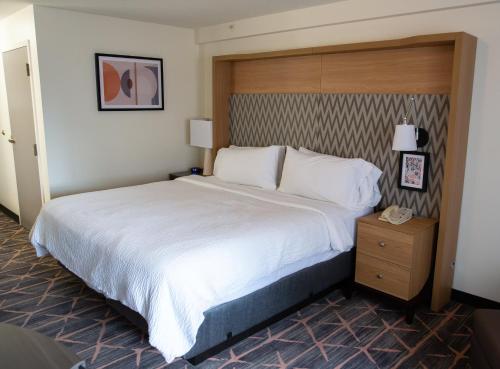 Cama o camas de una habitación en Holiday Inn Redding by IHG