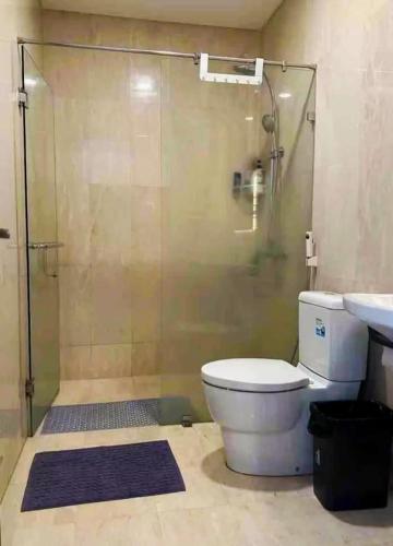 Un baño con ducha, inodoro y lavabo. en Indra Homs, 