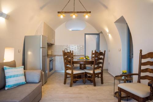 a kitchen and dining room with a table and chairs at Casa Vedema in Trifilliánika